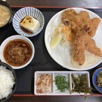 かつ廣 - 海老フライとおろしとんかつ定食(壁にメニュー札が貼って有ります)