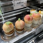 Petika sukemasacoffee - カウンター横冷ケース売場　左側は白桃のタルト