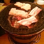 豚珍亭ホルモン道場 - 牛小腸（６００円）＋豚バラ（４５０円）