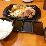 鉄板焼天神ホルモン - 牛ヒレステーキと極上丸腸の定食＋ライス大盛（２，３００円）