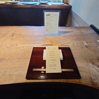呼月 - テーブルセットアップ状況
                    
                    ランチコースは3種類あり
                    ◯唐津　4,400円
                    ●織部　6,600円
                    ◯昼の特別コース　11,000円〜　となる
                    
                    このうちの織部が前日に予約されている。