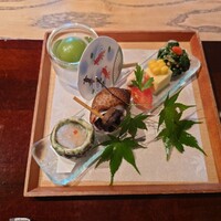 呼月 - ▷前菜五種盛り
                      ◯甘海老の麹和え
                      割と塩っぱい海老の塩麹漬け