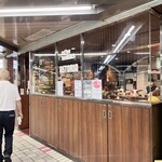 ニューアストリア - 外観とホールのおじさん