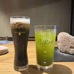 鉄板と煮込みどんぴしゃ - 女子に嬉しいフレッシュ野菜のお酒。炭パウダー、パイン、レモンなどの黒ビア(左)ケール、小松菜、オレンジなどの緑サワー(右)