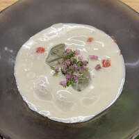 赤坂 菊乃井 - 昼懐石１５７３０円。とまとのすり流し。豆乳、トマト、ナッツのすり流しと、旨味の塊の組み合わせです。つるんとしたジュンサイが良きアクセントでした（╹◡╹）