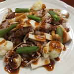 キッチン ブルー グローブ - 牛肉と茸とカリフラワーヴァプールのアップ