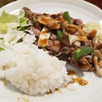 キッチン ブルー グローブ - ソースがタップリなので、ご覧、サラダを乗せます