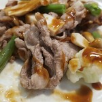 キッチン ブルー グローブ - 牛肉は細長いです