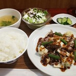 キッチン ブルー グローブ - 牛肉と茸とカリフラワーヴァプール　オイスターとハリッサのソース