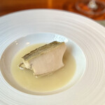 蒼 - その出汁と自家製バターのソースが、ふくよかで美味〜。
      噛み応えを残した大振りカットの鮑、贅沢です。