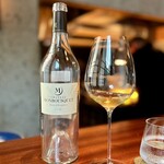 蒼 - シャトー・モンブスケ　2016年。
      右岸のソーヴィニヨン・ブランは少ないですが、こちらは秀逸ですよね。
      果実味は豊かなのに嫌味なく、品種の個性である酸もとてもきれい。牡蠣の旨味やトマトの酸味に完璧！