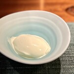 蒼 - 出来立て、すぐに溶けそうなギリギリの温度で作るアイスクリーム。
      赤酒の、この優しい甘さがとても好み♪