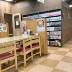 ラーメン はなてん - 店内　※漫画あるよ