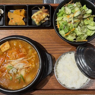 共29种超值午餐◎正宗韩国菜，价格实惠