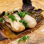 Dairokujuu San Nana Youmaru - 牡蠣の鬼昆布焼き
      鬼昆布とは厚岸町で採れるだし昆布の名前です。
      コンブの旨味を牡蠣に吸わせて焼き上げます。
      旨味✕旨味の絶品牡蠣料理です。