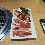 幸せの焼肉食べ放題 かみむら牧場 - 