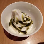 Sachi Fukuya Cafe - 抹茶あずき&ソフトクリーム（配膳時。向きは合っているの？）
