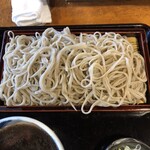 Teuchi Soba Musashiya - 並盛りと同じせいろに盛られてくる、大盛りそば。高さがあります。