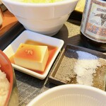 Sousaku Tonkatsu Kehare - 箸休めのお豆腐
                      トンカツは、塩よりもヘルメスソースが合っていた