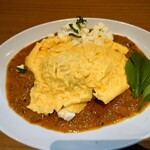 プリモピアット ル・カンパーニュ - 上の卵焼きを真ん中で割ってみた。
ふわとろな半熟玉子が顔を出した❕

ダイス状に切られたスッキリと
プレーンな味わいのモッツァレラチーズと
味わいを締める紫蘇の葉のスライス。