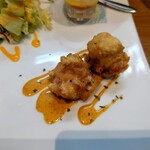 プリモピアット ル・カンパーニュ - ◯唐揚げ
下味もあまりにも感じない
普通な感じの唐揚げとなる。

しかしこの軽く酸味ある
自家製カレードレッシングの様なソースの組み合わせが
面白くて美味しいねえ❕