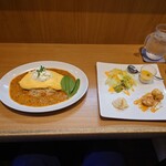 プリモピアット ル・カンパーニュ - 料理写真:●モッツァレラチーズのせ
　ラグー（ミート）ソースオムレツ　1,830円
（前菜、デザート、ドリンク付き）

前菜とオムライスは23分後、同時に提供された。
このお店にしてはまだ早い方❔（笑）