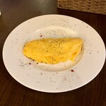 バルバルキッチンアメリ - チェダーチーズ入りオムレツ(¥680)
      二度目の注文だが、やはりちょっと値段が高く感じる。
      チーズの量がもっと多い方がいいのだが、それだと原価がかなり高くなってしまいそう。味は良いのだが…。