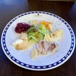 バルバルキッチンアメリ - せんべろセット(¥1,000) 前菜盛合せ
      コールドチキンはかなりの美味！これ単品のメニューがあってもうれしいかも。