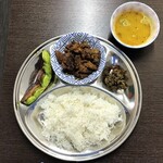 Sarushina Hararufuzu - マトンボットブナ（モツのドライカレー）、ボッタ（干し魚？）、茄子のバジ（揚げ物）、ダル