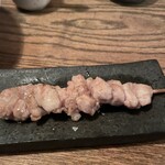 Sumiyaki Sousai Toriya Hitomi - “セセリ”  。個人的にはこれぞ“焼鳥”の真髄！だと思う一串。一口含んだ時のジワッと広がる上品な旨味。フワッと香る上質な鶏肉の風味…。毎度たまらない美味さです。