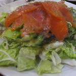 居酒屋越乃赤たぬき 弁天店 - サーモンのマリネサラダ