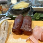 寿し辰 - バチマグロの漬け握り。