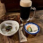 源氏 - 味噌こんにゃくとぬか漬け、エビスの黒でスタート