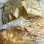 ベーカリーカフェ オニジョルノ - カレーパンとベーコンチーズパン。