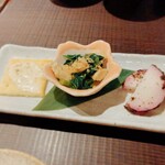 五反田 鳥心 - 前菜(チーズソースのクラッカー　モロヘイヤと鶏のおひたし　山芋ゆかり漬け)