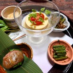 閑祥庵 禅紫 - 真ん中はトウモロコシ豆腐