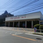 カフェ＆レストラン ドルフィン - お向かいに…ナ、ナンダコレハ？？バタ臭い消防車コレクション。所さんみたいな人が趣味で持ってるのかと思いましたw