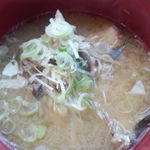 とびしま - 大きなお椀に、たっぷり入っています♪どんがら汁（魚のあら汁）です♪定食についてきました♡