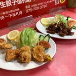 マルシン飯店 - 牛レバ天と鶏の唐揚げ(両方ハーフサイズ)