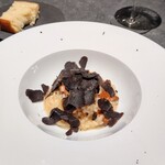 malca - わ～い夏の黒トリュフ今年は2回目♡(^^)嬉しい!! ジロール茸たっぷりも嬉しい。見た目よりリゾットがミルク仕立てでないこともありお腹も食べ心地も重からず、芳醇な香りお口いっぱい!! 美味しかった〜