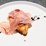 malca - スズキのフリット生ハムペペロナータバルサミコソース。同じ仕立て魚違い、前回の真鯛とはまた違う感じ大ぶりスズキがほくほくしてあっさりしつつソースや生ハムと合わせるといい感じに。これもまた美味