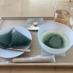 菓匠 花桔梗 - トレーのお抹茶が涼しげ