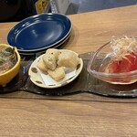 213287768 - おばんざい3種盛り。豚の角煮、里芋の唐揚げ、トマトのお浸し。