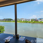 ANZU CAFFE - 窓側席からの多々良川の眺め。