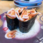 回転寿し トリトン - 【2023年05月】桜エビ軍艦 静岡県駿河湾産＠330円(込)。