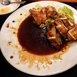 香港厨房 - 折り返し地点。この時点では途中リタイヤだと思っていました。しかし、濃いのにくどくないたれと軽さのある鶏肉の美味しさで、意外にも最後までたどり着けました