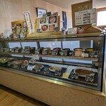 柿崎商店 海鮮工房 - ショーケースの右上に本日のうに丼の価格が…