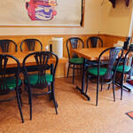 香港厨房 - 店内は4人がけのテーブルが5つ。一度のぞいたお昼の時間帯は、ぎゅうぎゅうでした。店先の貼り紙によると、2階席もあるもよう