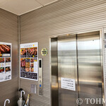 ANZU CAFFE - 「あんずの直売所」の入口横に、2階へいくエレベーターがある。