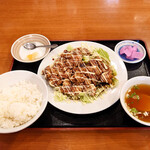 香港厨房 - 若鶏たれサラ850円（ごはん半分）。大人気定食Aです